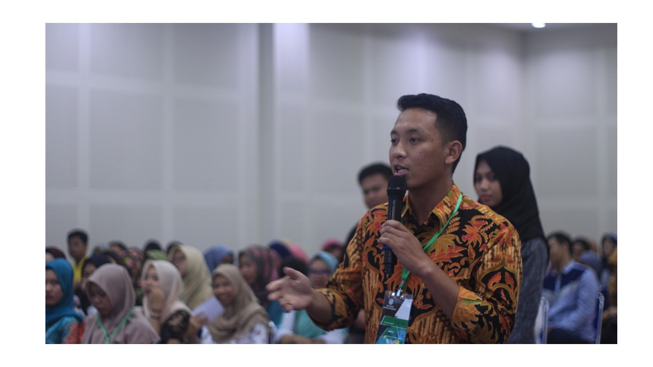 D2 - setelah penyamaian Materi oleh 2 Pembicara, dilanjutkan dengan sesi tanya jawab ke peserta yang hadir di acara Seminar Nasional SUMMIT 2018.